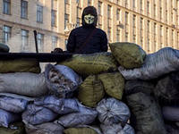 В центре Киева строят новые баррикады. На этот раз не из снега, а из песка и мусора